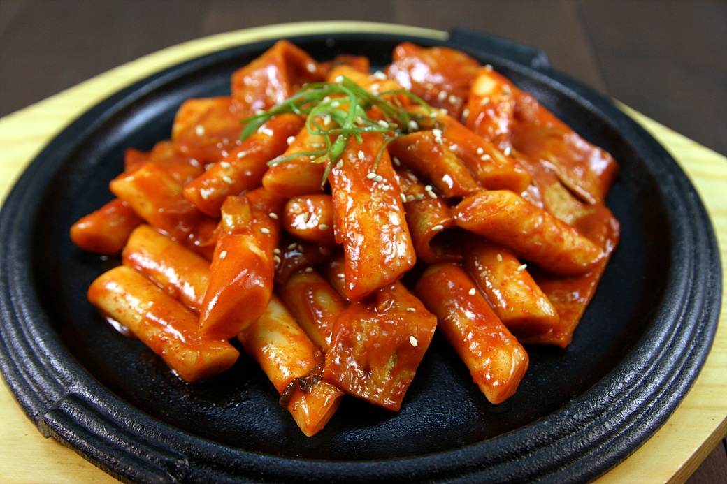  Tteokbokki: Món ăn vỉa hè độc đáo này nổi tiếng khắp thế giới, được làm từ bánh gạo, chả cá, hành lá nấu trong một loại nước sốt cay ngọt làm từ bột ớt.