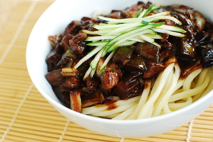 Jajangmyeon: Món mì trộn này có xuất xứ từ Trung Quốc, nhưng phiên bản của Hàn Quốc có nước sốt sánh và đậm đà hơn.  Ảnh: Euyeomuyeo/Tumblr.