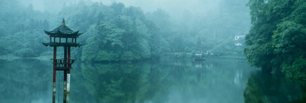 Đây đúng là nơi sơn thủy hữu tình, với những ngôi đền cổ kính trong làn sương mỏng, giữa không gian rừng núi xanh tươi. Núi Thanh Thành cùng công trình thủy lợi Đô Giang Yển đã được UNESCO công nhận là Di sản thế giới.