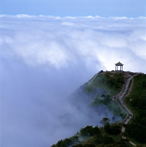 Bản doanh phái Thái Sơn: Môn phái này tọa lạc ở núi Thái Sơn, trung tâm của Đạo giáo. Núi Thái Sơn là một trong số ít những địa điểm nhận được cả hai danh hiệu Di sản thiên nhiên và Di sản văn hóa thế giới. Ảnh: Fengniao.
