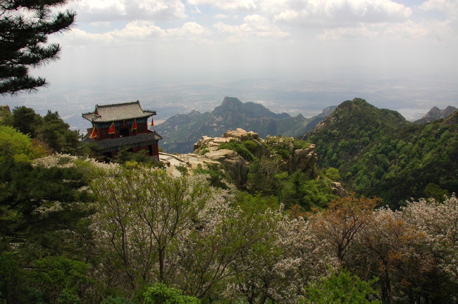 Thái Sơn có đỉnh Ngọc Hoàng cao 1.545m so với mặt nước biển, thế núi hiểm trở, có nhiều đền chùa miếu mạo linh thiêng. Ảnh: Chinatravelca.