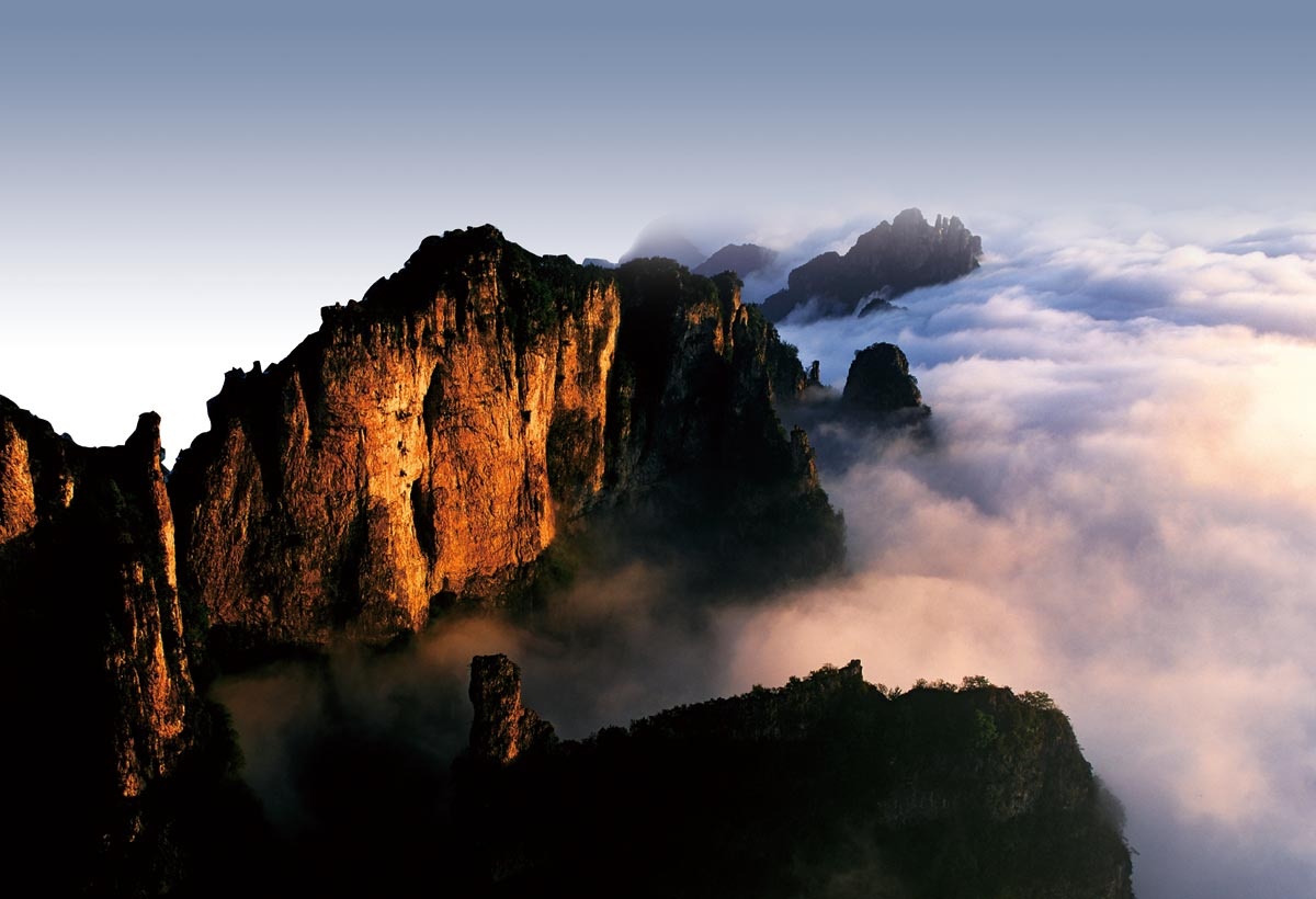 Bản doanh phái Hằng Sơn: Kiếm phái Hằng Sơn nằm trên núi Hằng Sơn ở tỉnh Sơn Tây, được sáng lập bởi các ni cô và đời đời đệ tử đều là nữ giới. Hằng Sơn có đỉnh cao nhất là Thiên Phong Lĩnh (2.016 m), phong cảnh vừa hùng vĩ, vừa hiểm trở, với nhiều đền chùa, miếu mạo. Ảnh: Shanxichina.