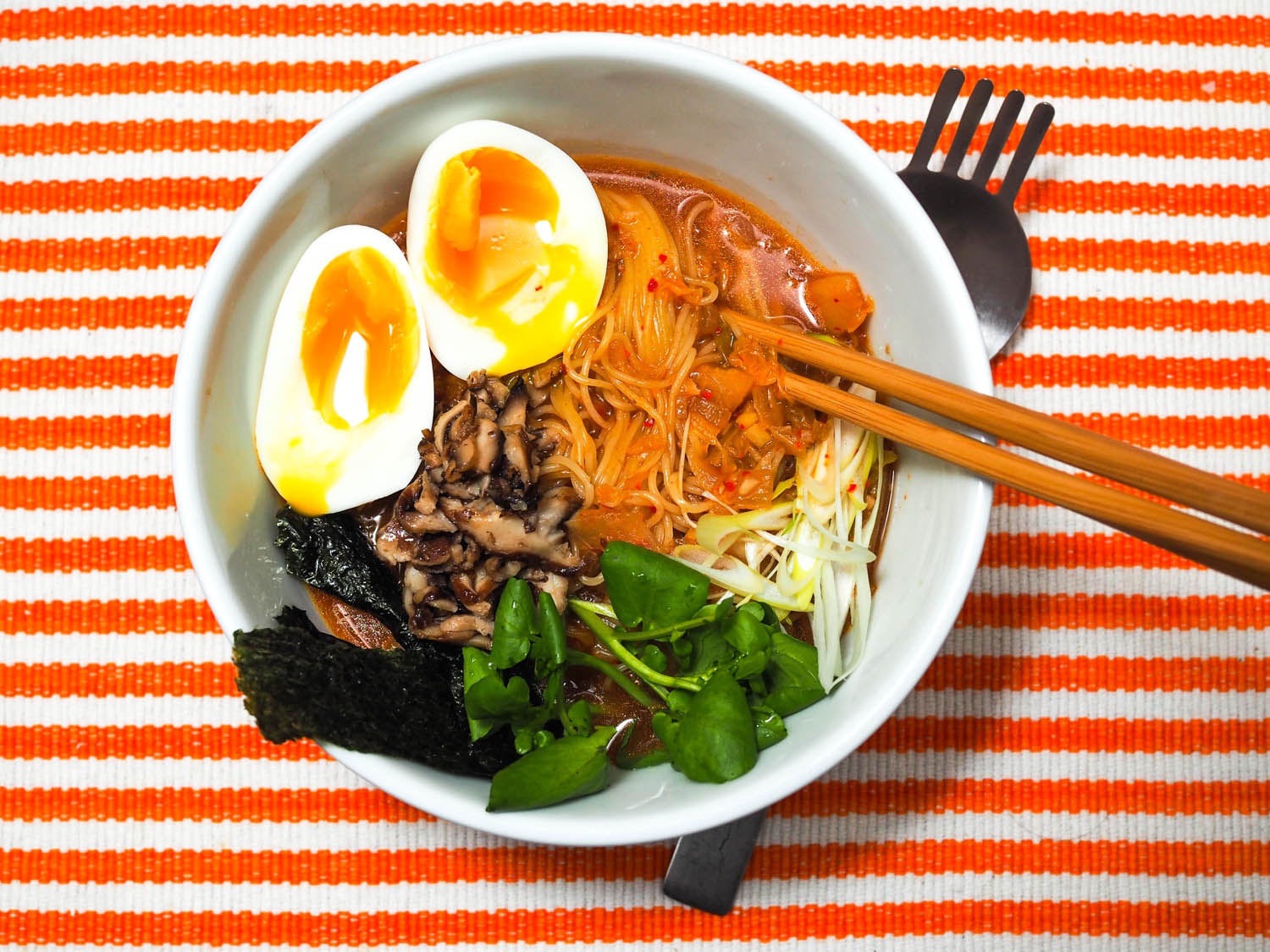Mì kim chi chua cay rất hợp ăn trời lạnh. Ảnh: Seriouseats.