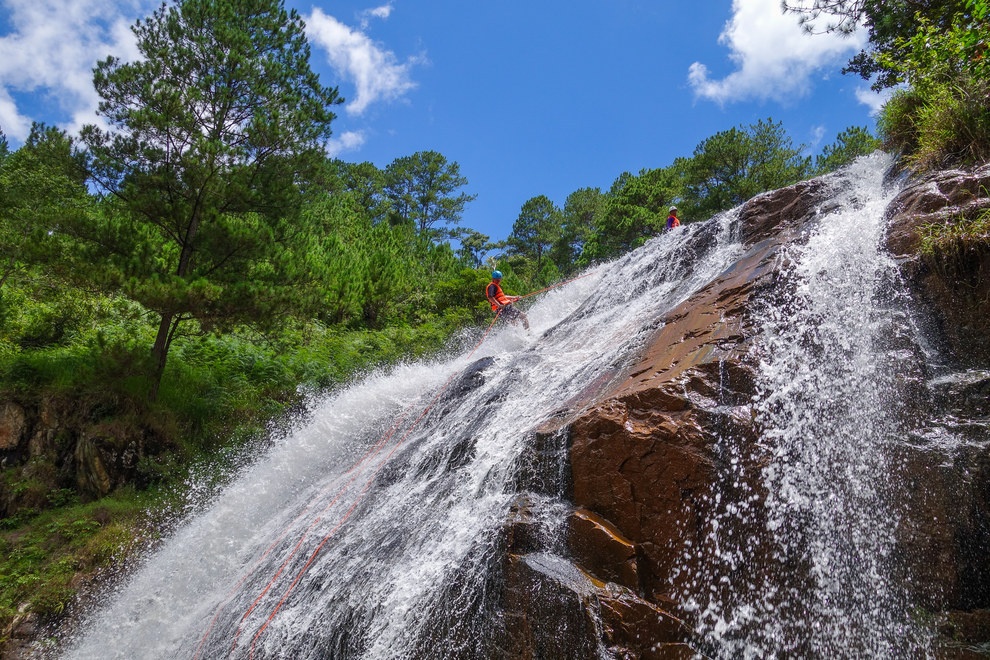 Nếu có “máu” phiêu lưu, bạn có thể thử trò trượt thác hấp dẫn ở Đà Lạt.
