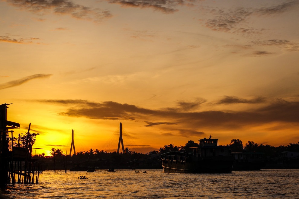 Đừng quên bỏ thời gian chiêm ngưỡng hoàn hôn trên sông.