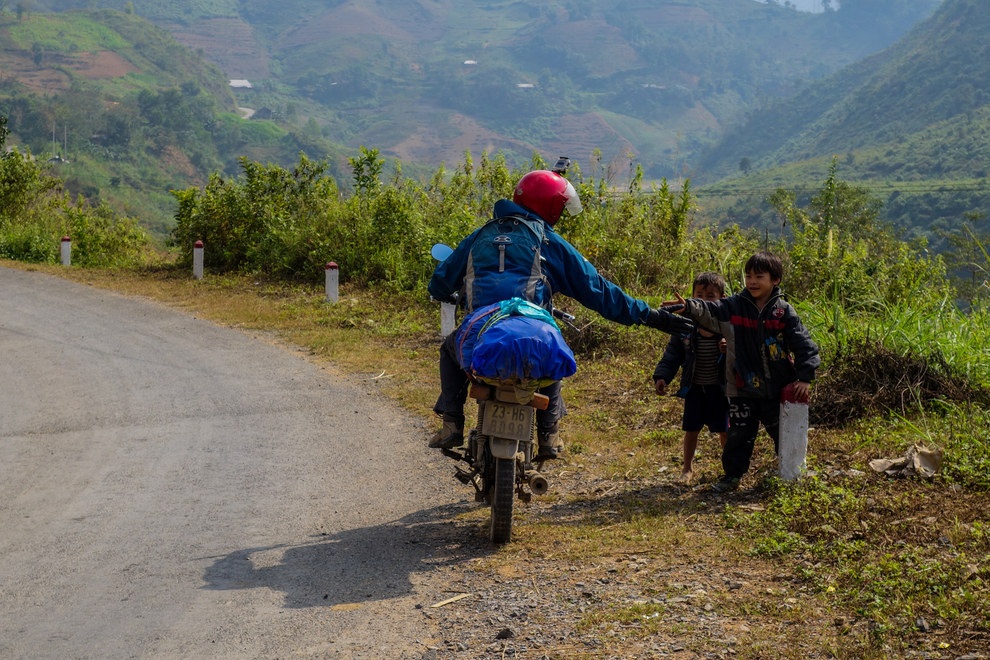 Những đứa trẻ thân thiện và yêu mến du khách.