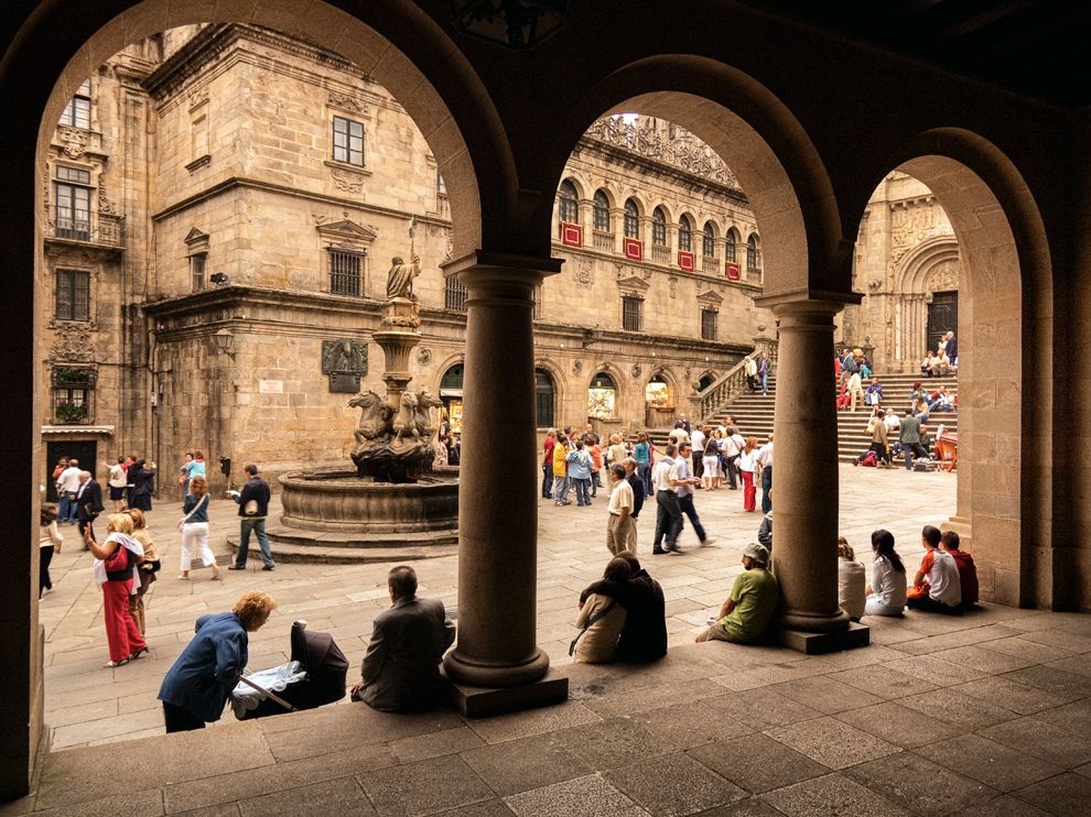 Santiago de Compostela, Tây Ban Nha: Cung điện Santiago de Compostela là nơi lý tưởng để ngắm cảnh hoặc ngắm người. Đây là điểm cuối trong tuyến đường hành hương Camino de Santiago của những người theo Thiên Chúa giáo.