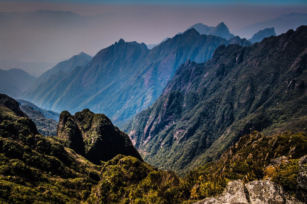 Nếu bạn thích leo núi, Việt Nam sẽ chiêu đãi bạn với những ngọn núi hùng vĩ trên khắp cả nước.