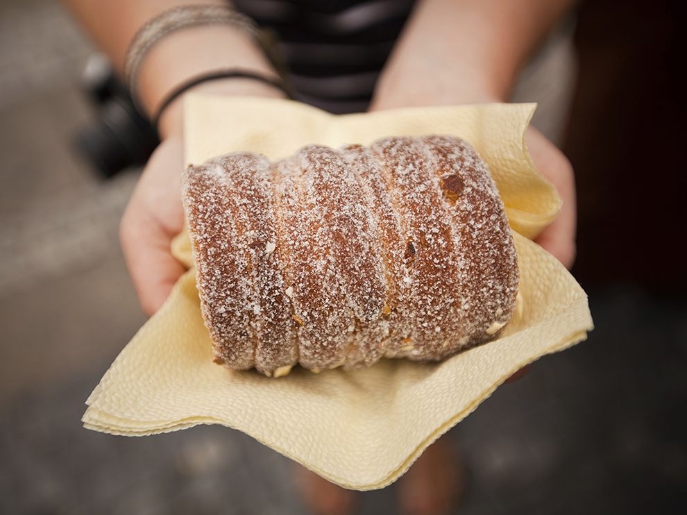 Bánh cuộn ở Prague, Cộng hòa Czech: Trdelník là món bánh cuộn truyền thống của người Slovakia, thường được bán ở hè phố. Bột được cuộn quanh một trục quay, sau đó nướng trên than hồng, rắc thêm quế và đường khi chín. 