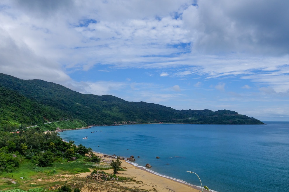 Nhưng nếu bạn thích ra biển, quốc gia xinh đẹp này có hàng nghìn cây số bờ biển hoang sơ.