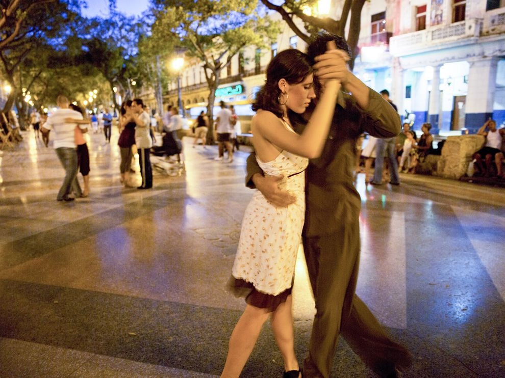 Havana, Cuba: Khi màn đêm buông xuống trên Havana, các cặp đôi bắt đầu khiêu vũ ở đại lộ Paseo del Prado. Năm 1904, quảng trường được đặt tên chính thức là Paseo de Martí, nhưng người dân gọi đại lộ đơn giản là “El Prado”.