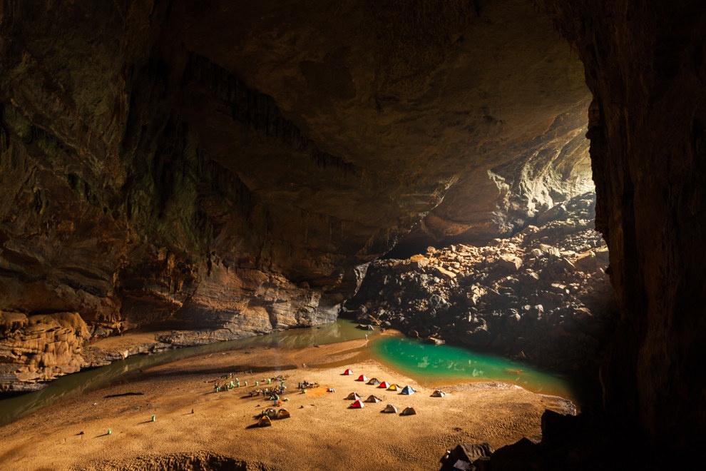 Khu cắm trại trong Hang Én giống như ở một thế giới khác.