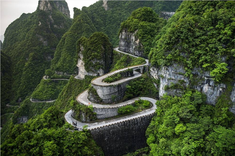 Con đường uốn lượn với 99 khúc cua ở núi Thiên Môn, Hồ Nam, Trung Quốc qua ảnh của Vladimir Popov.