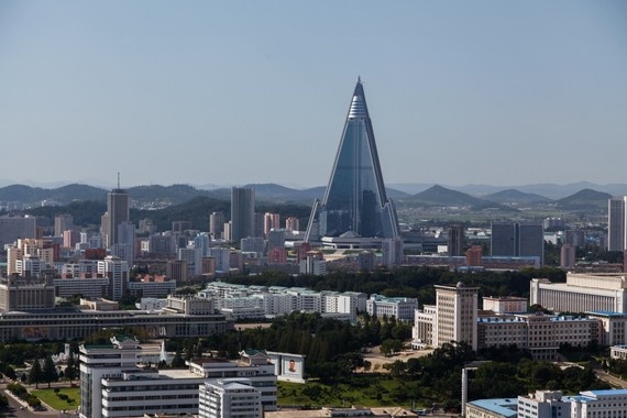 Trong số đó, nổi tiếng nhất có lẽ là khách sạn Ryugyong, tòa nhà cao nhất Triều Tiên. Ryugyong bắt đầu được xây dựng từ năm 1987 và cho tới giờ vẫn chưa hoàn tất.