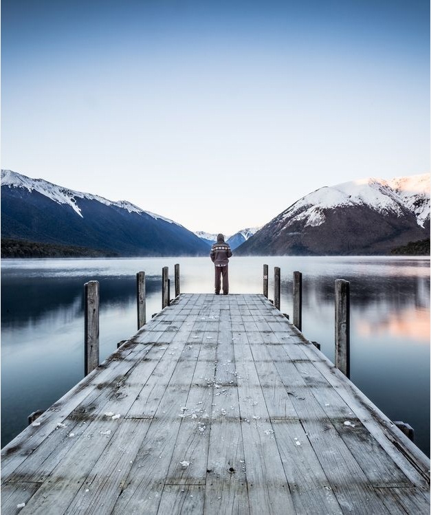 Hình ảnh một người đứng trước hồ Rotoiti ở St Arnaud, New Zealand của Michelle McKoy tạo cảm giác bình yên, tĩnh lặng tuyệt đối.
