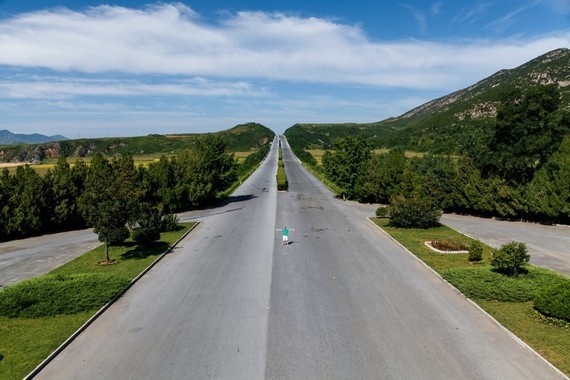 Đường đi tới Panmunjom khá thú vị, với 6 làn đường rộng vắng bóng xe, chủ yếu là xe jeep và một bài chiếc xe bus.