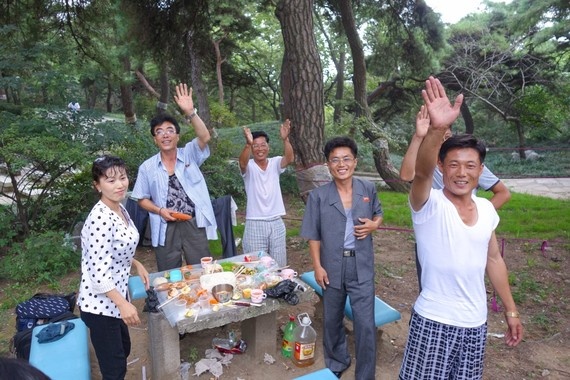 Erick Tseng dừng chân ở công viên Moran Hill tại Pyongyang, nơi người địa phương thường tổ chức các buổi dã ngoại.