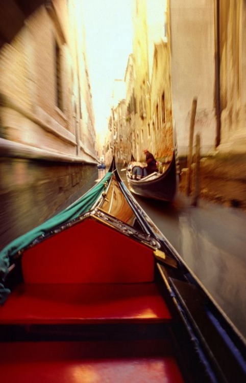 Francis Lambert cho biết cách tuyệt nhất để đi lại ở Venice là bằng thuyền Gondola.