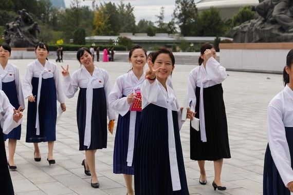 9 trong số 10 người Erick Tseng gặp ở Triều Tiên tránh xa đoàn du khách. Tuy nhiên, trẻ em và các sinh viên sẽ đáp lại họ với một nụ cười hoặc vẫy tay.