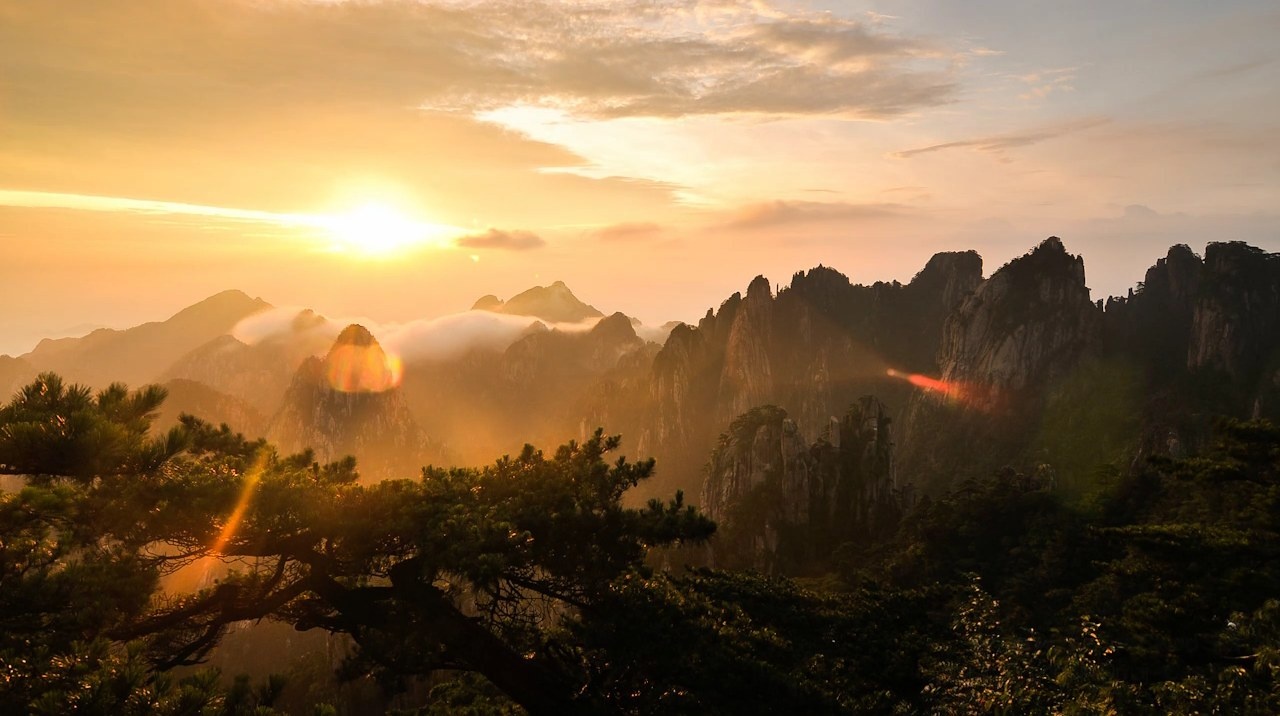 phải tới Ngũ Nhạc, Hoàng Sơn có cảnh quan biến đổi kỳ ảo, sống động. Dãy núi hùng vĩ này có nhiều đỉnh, trong đó có 72 đỉnh cao hơn 1.000 m. Ba đỉnh cao nhất của Hoàng Sơn là đỉnh Liên Hoa (1.864 m), đỉnh Quang Minh (1.840 m) và đỉnh Thiên Đô (1.829 m). Ảnh: Hikingonthemoon.