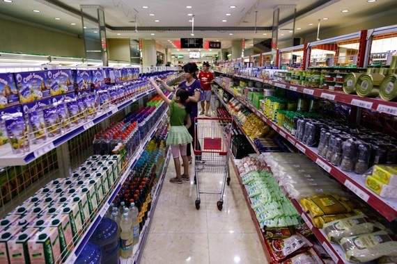 Tại đây, người dân có thể mua sắm ở các cửa hàng có nhiều sản phẩm như Nutella, Oreos, Absolut Vodka. Du khách không được phép chụp ảnh trong cửa hàng.