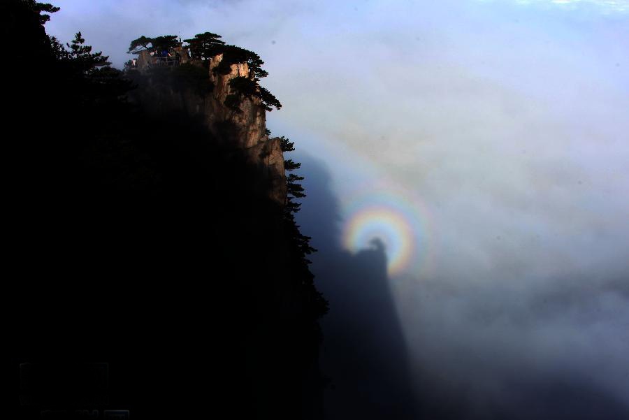 Các đỉnh núi thường xuyên có mây phủ. Nếu may mắn, bạn sẽ bắt gặp những hiệu ứng ánh sáng đặc biệt như Vân hải và Phật quang.  Ảnh: Absolutechinatours.