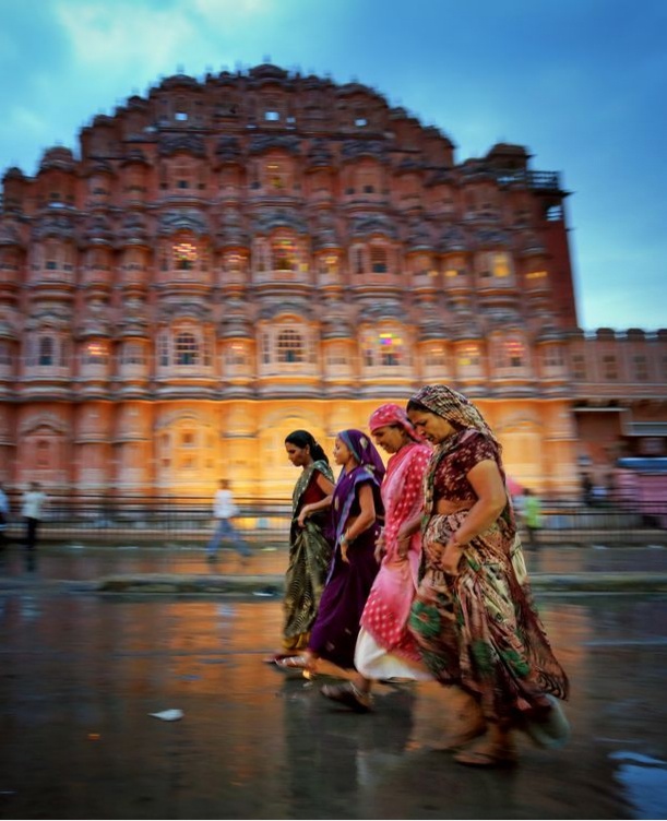 Ed Graham ghi lại hình ảnh những người phụ nữ đi qua cung điện Hawa Mahal ở Japur sau một con mưa rào.