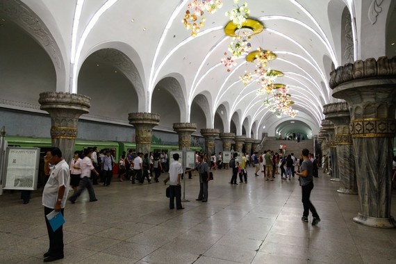 Các ga tàu điện ngầm khá khang trang, sạch sẽ.