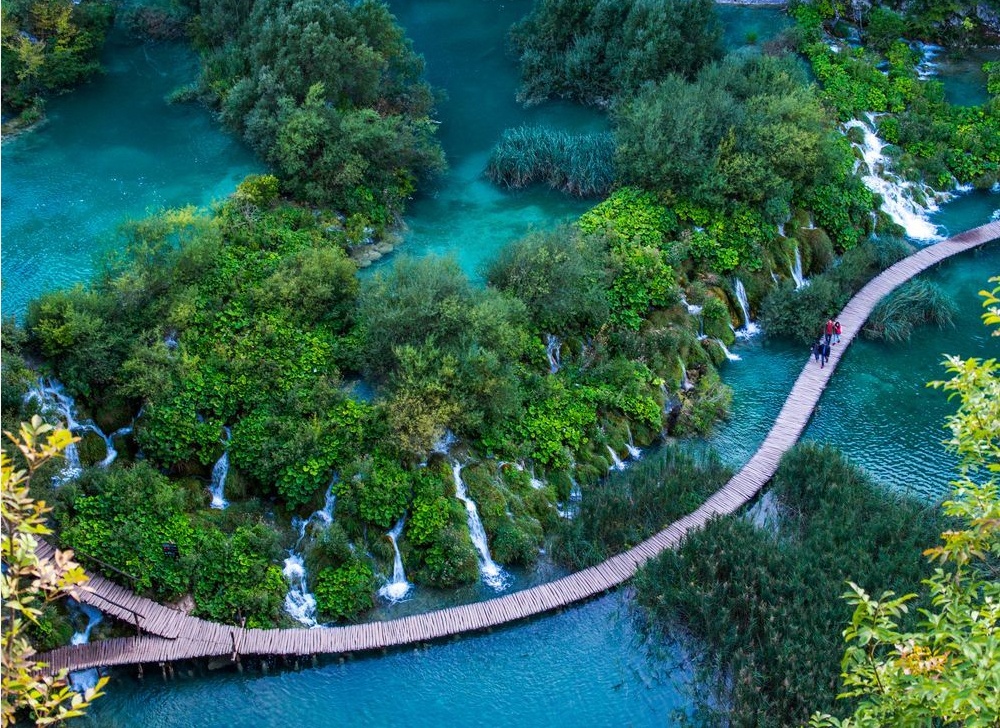 Nhìn từ trên cao, hồ Plitvice thuộc công viên quốc gia lâu đời nhất Croatia thật lộng lẫy qua ảnh của Robert Klaric.