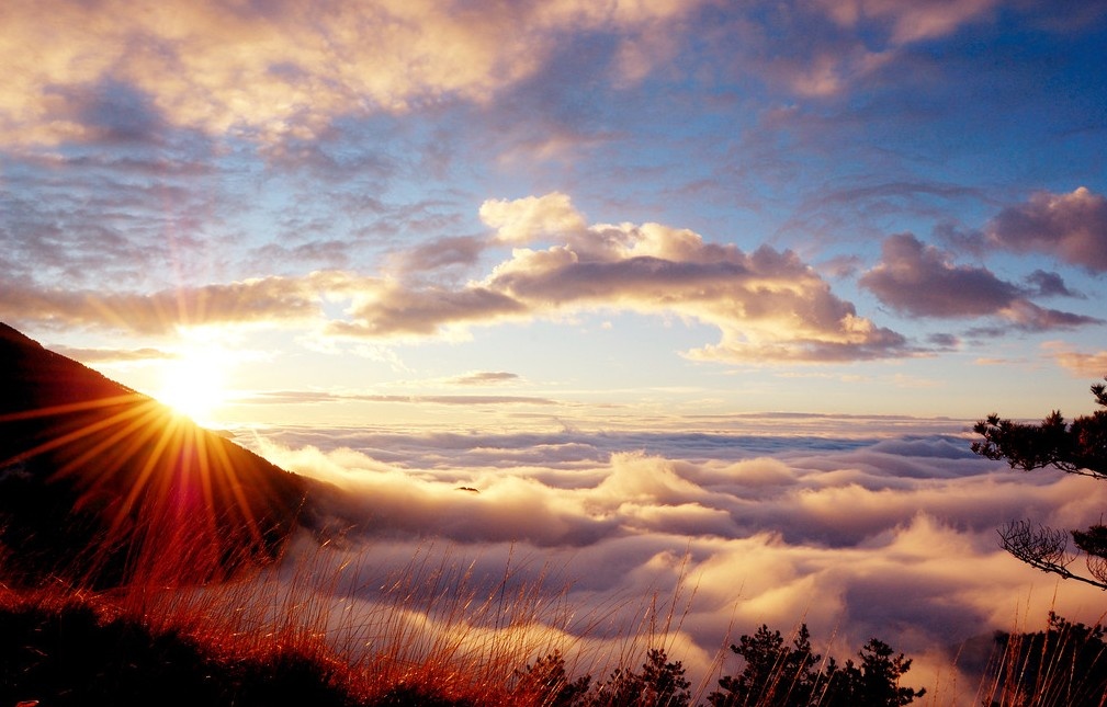 Đỉnh Quang Minh lộng lẫy khi ánh mặt trời chiếu rọi vào những làn mây, vách đá, khiến khung cảnh bừng sáng. Ảnh: Amzchina.