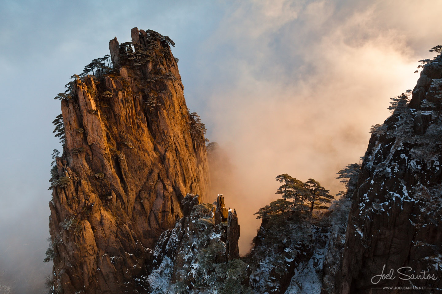Phong cảnh hùng vĩ và địa thế hiểm trở có lẽ là lý do vì sao nơi đây được Minh giáo chọn làm đại bản doanh trong tiểu thuyết nổi tiếng “Ỷ thiên đồ long ký” của Kim Dung. 