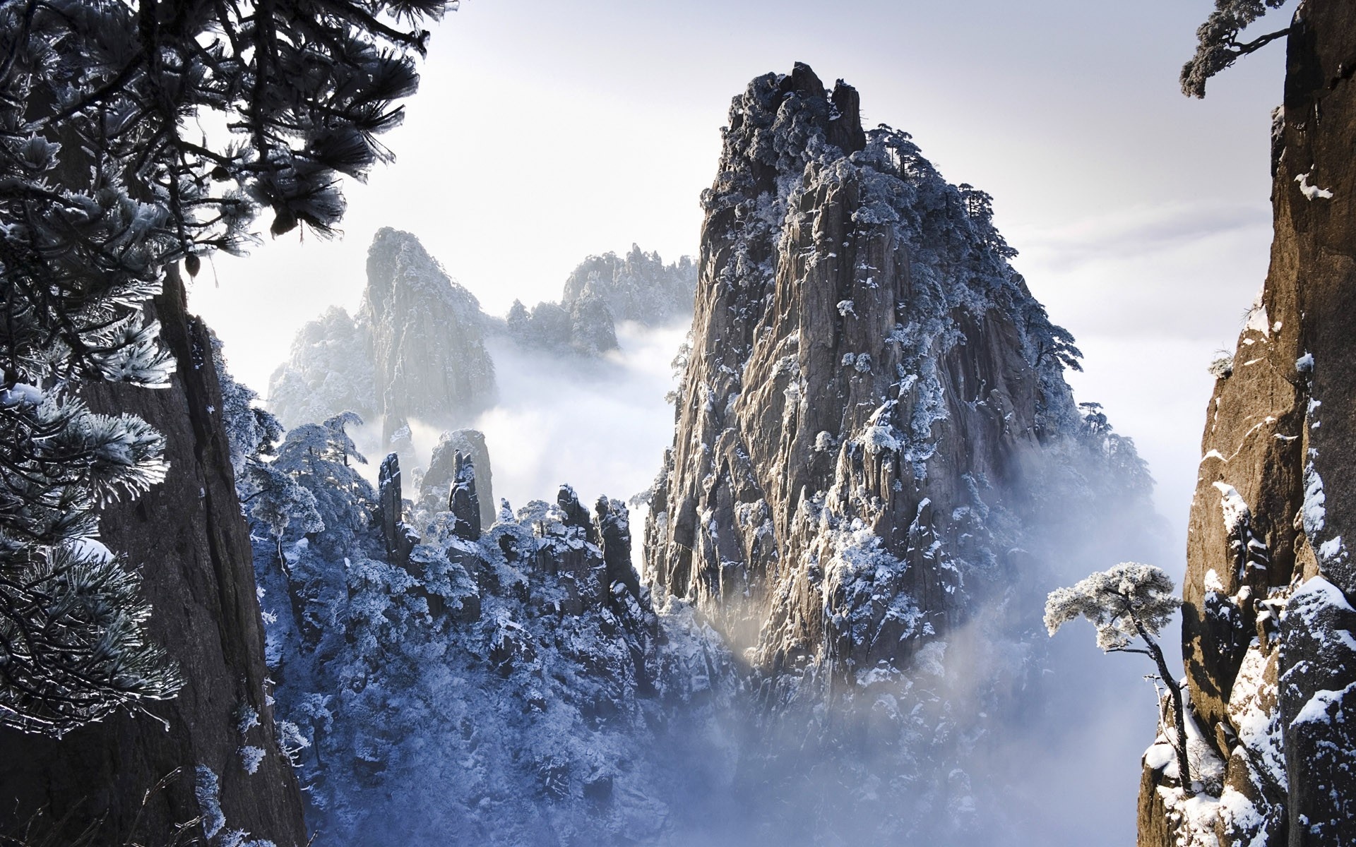 Hoàng Sơn bốn mùa đều tuyệt đẹp, nhưng tới đây vào mùa đông, du khách sẽ được chiêm ngưỡng cảnh tuyết phủ kỳ vĩ.