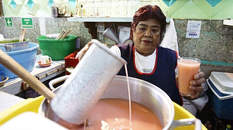 Pulque (Mexico): Ernesto Flores cho biết tới Mexico mà không thử món đồ uống Pulque của người Aztec thì thật uổng phí. Pulque được chiết xuất từ cây Agave, trước đây chỉ có quý tộc mới được thưởng thức món đồ uống này.