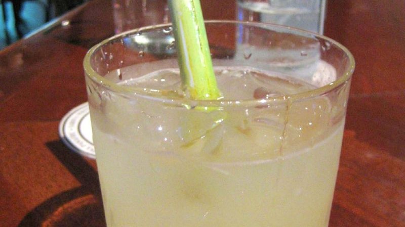 Dawa (Kenya): Món đồ uống này gồm có rượu gin hoặc vodka, chanh và nước tonic.