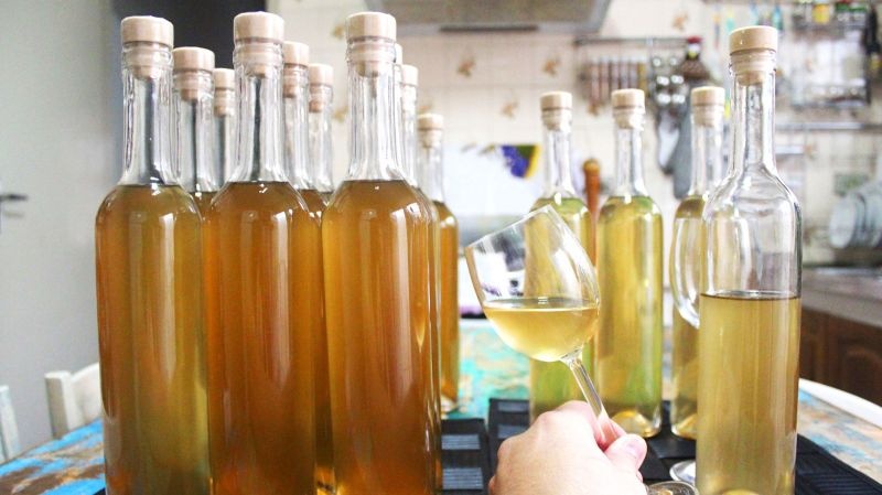 Rượu nho mật ong (Lithuania): Rượu nho mật ong có vai trò quan trọng trong văn hóa của người Lithuania. Loại đồ uống này được tổ tiên họ sử dụng từ hàng ngàn năm trước. đựng trong các sừng bọc kim loại.