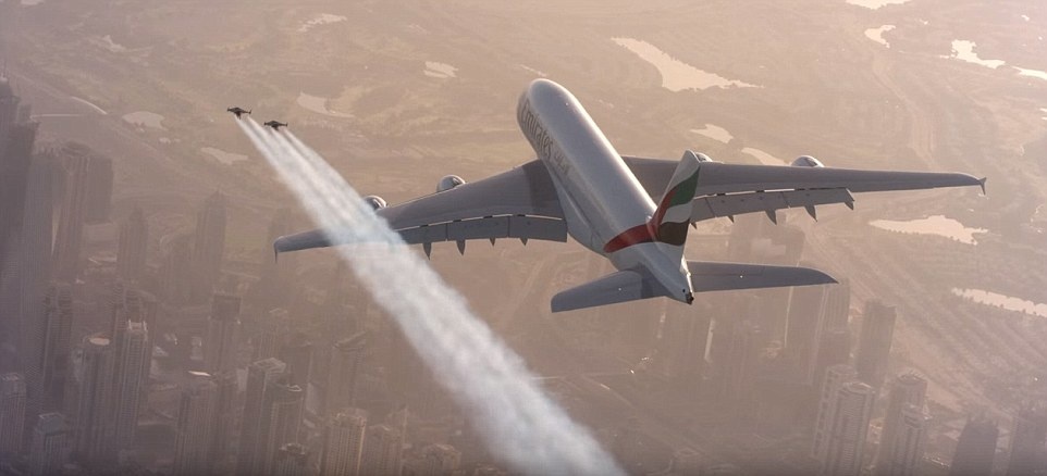 Dua voi Airbus A380 bang balo phan luc hinh anh