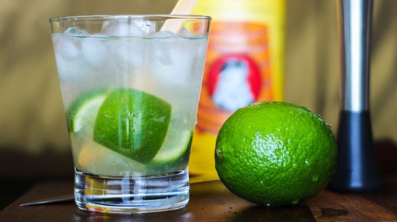 Caipirinha (Brazil): Món đồ uống này được pha từ rượu mía, chanh và đường. Dân địa phương thường uống Caipirinha khi ăn feijoada (gồm đậu đen, thịt lợn, bò nướng và cơm).