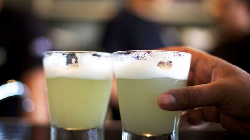 Pisco Sour (Peru): Pisco Sour được pha chế từ nước canh, si-rô, lòng trắng trứng và rượu Pisco.