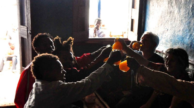 Tej (Ethiopia): Tej là một loại rượu được làm từ mật ong, dễ uống nhưng say lâu.