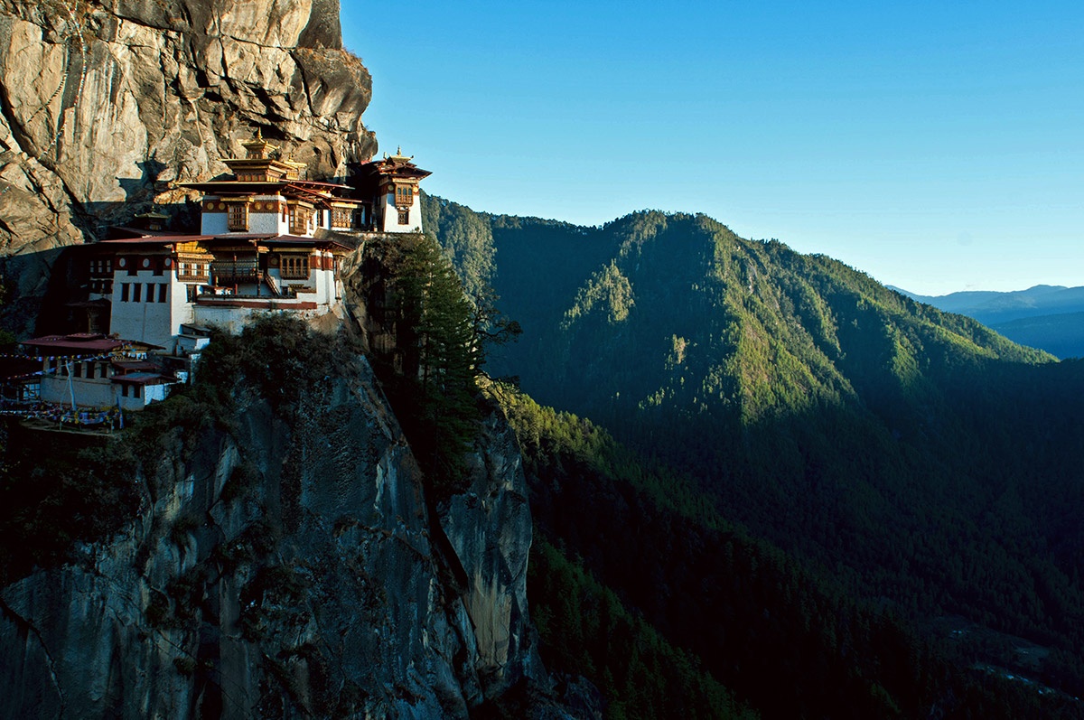 Paro Taktsang (Bhutan): Được biết tới dưới cái tên “Tiger’s Nest”, tu viện độc đáo này nằm ở độ cao 3.100 m so với mực nước biển. Du khách chỉ có thể lên đây qua con đường độc đạo men theo vách núi. Ảnh: Wondermondo.