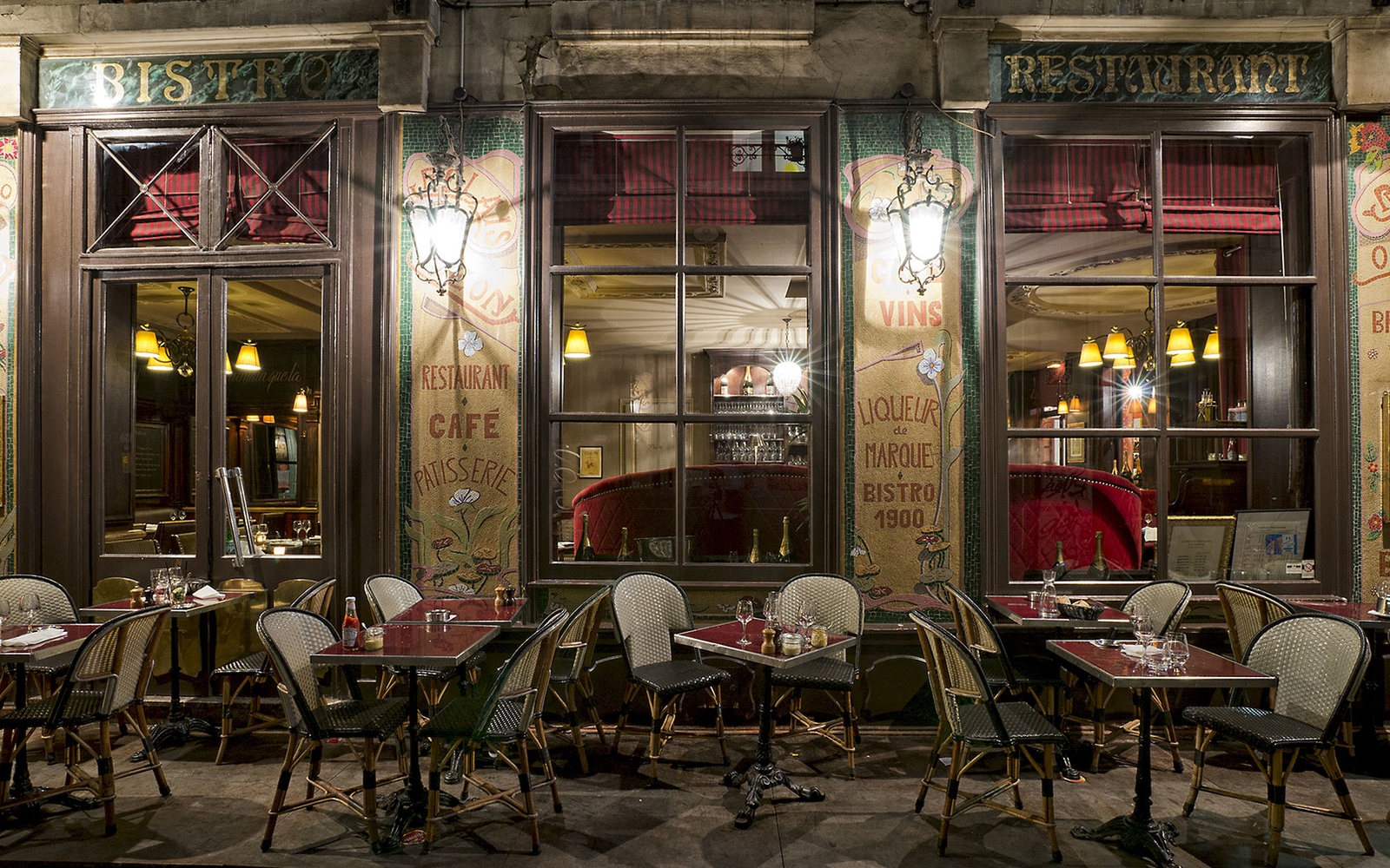 Một quán cà phê độc đáo vào buổi đêm ở thành phố ánh sáng Paris.