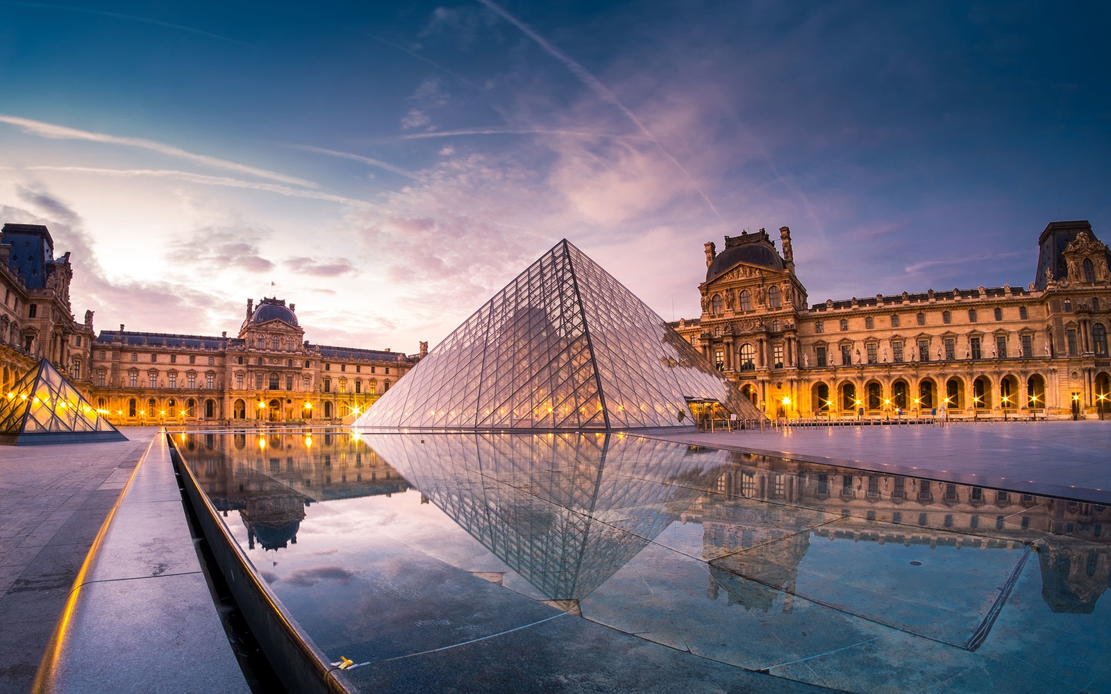Bảo tàng Louvre với thiết kế ấn tượng, hiện đại.
