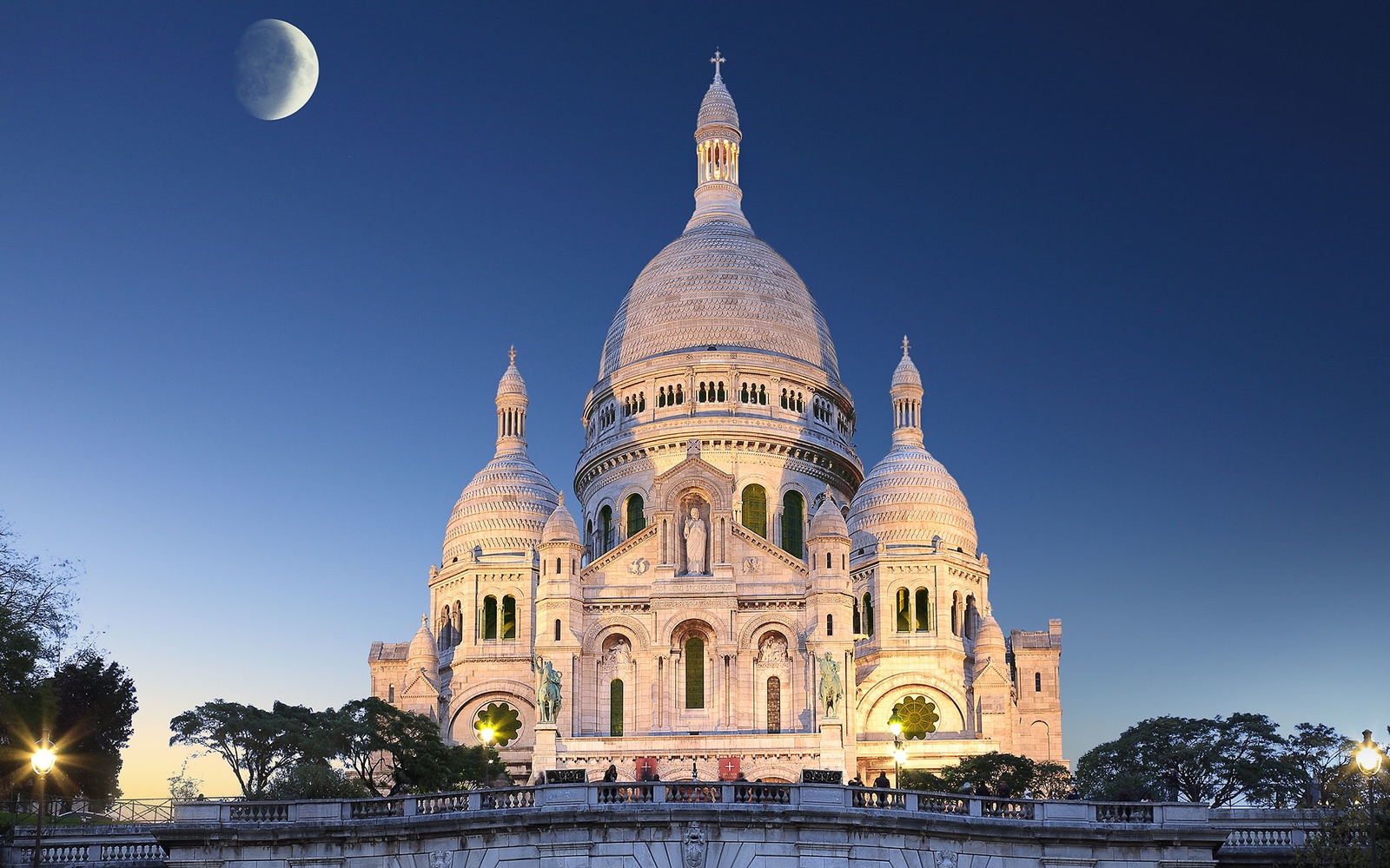 Nhà thờ Montmartre cổ kính với kiến trúc tuyệt đẹp.