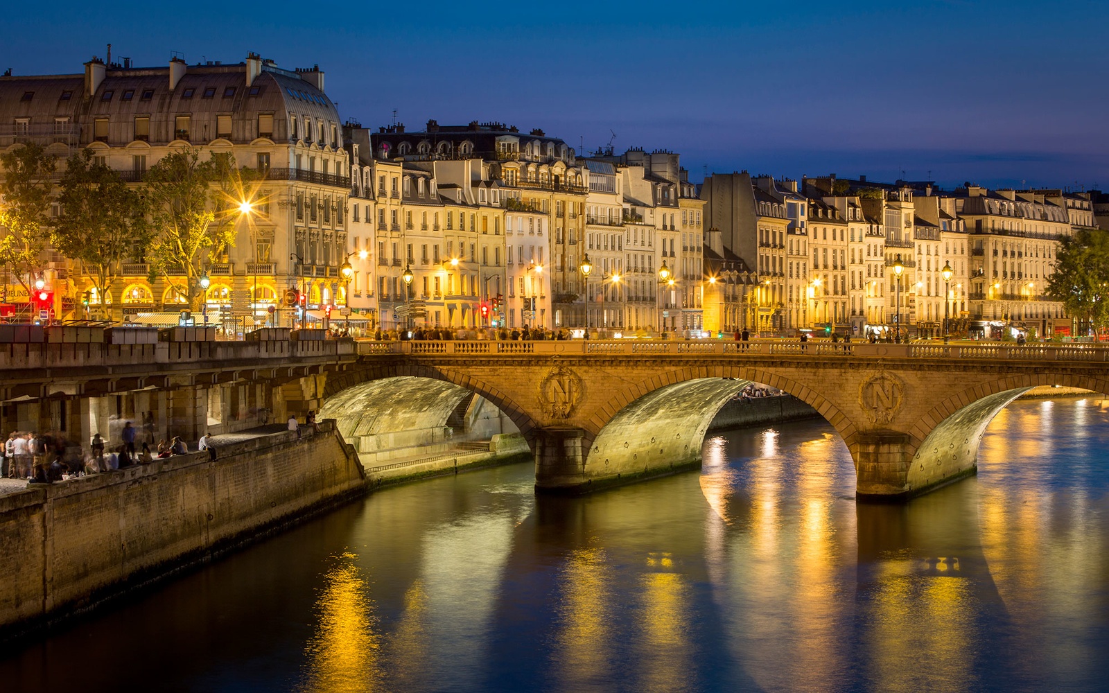 Pont Neuf, cây cầu lâu đời nhất bắc qua sông Seine, là nơi được nhiều du khách yêu thích.
