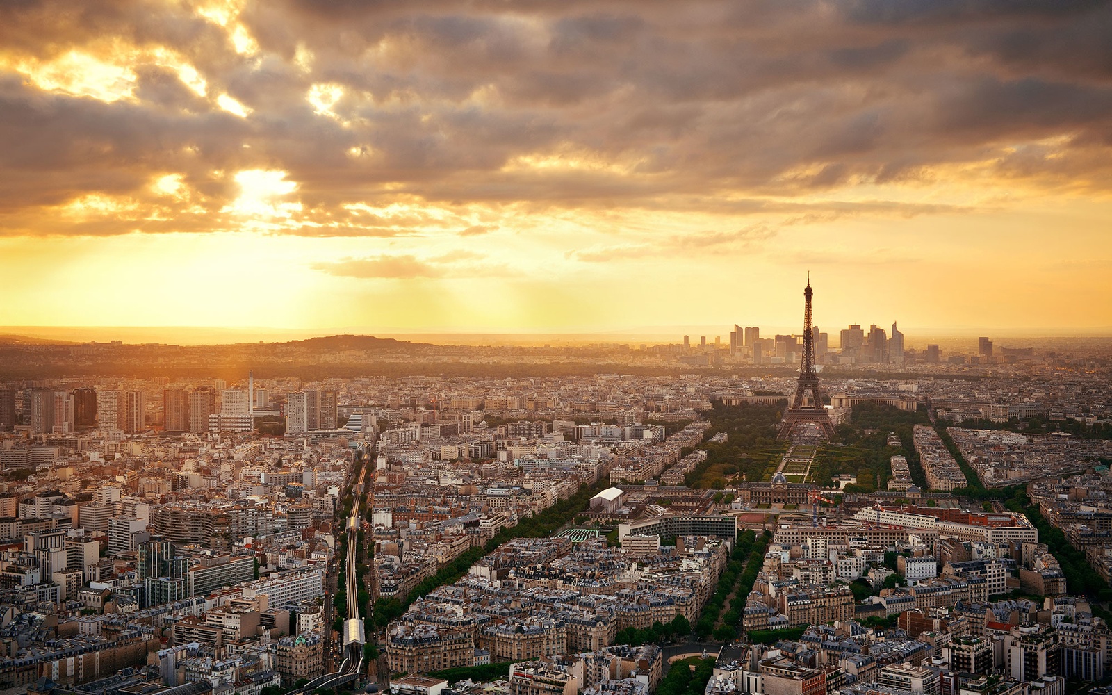 Hoàng hôn buông trên Paris.
