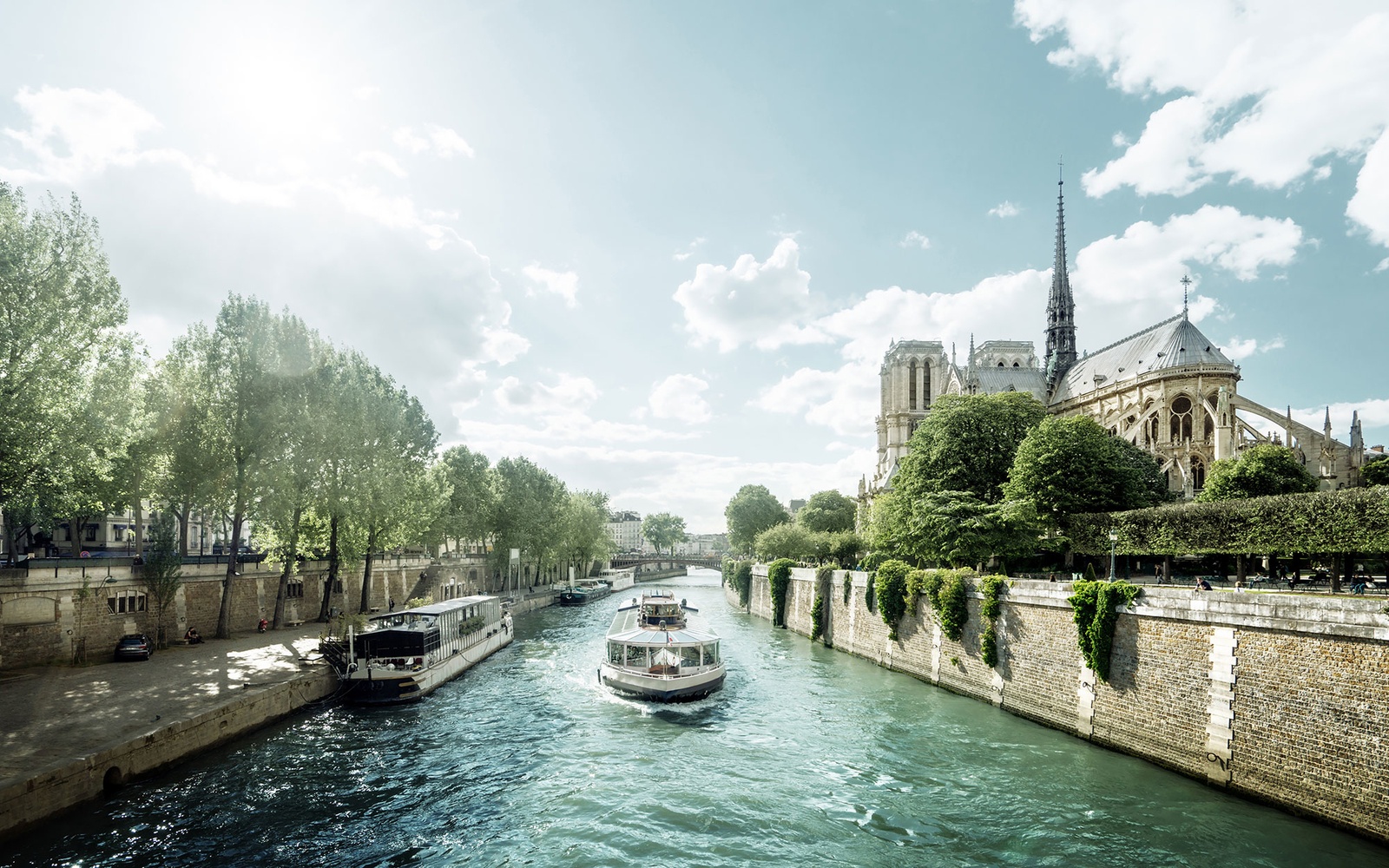 Nhà thờ Đức bà Paris và dòng sông Seine thơ mộng.