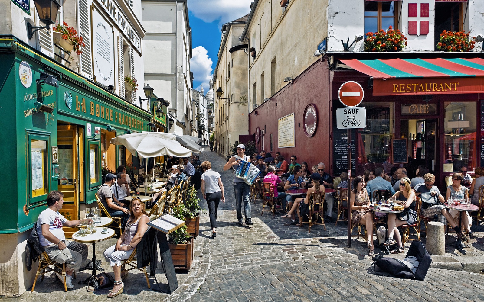 Quận Montmartre lịch sử với khung cảnh rực rỡ, sôi động, là nơi được nhiều du khách tìm đến.