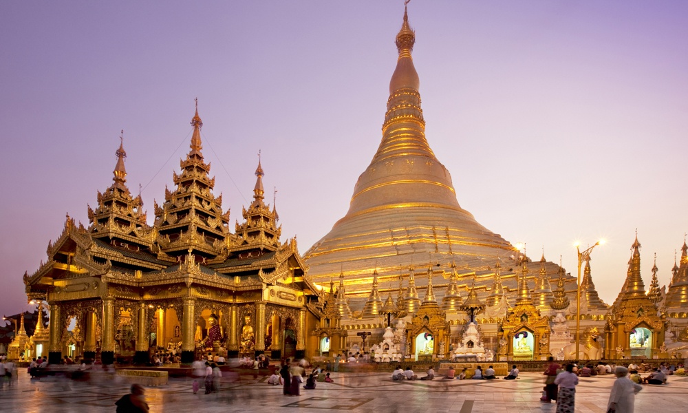 Chùa Shwedagon ( Yangon, Myanmar): Tháp Phật này có chiều cao hơn 90 m, được dát vàng và gắn đá quý. Nơi đây có nhiều di chỉ tôn giáo quan trọng, trong đó có những sợ tóc của Đức Phật. Ảnh: Myanmartravelandtours.