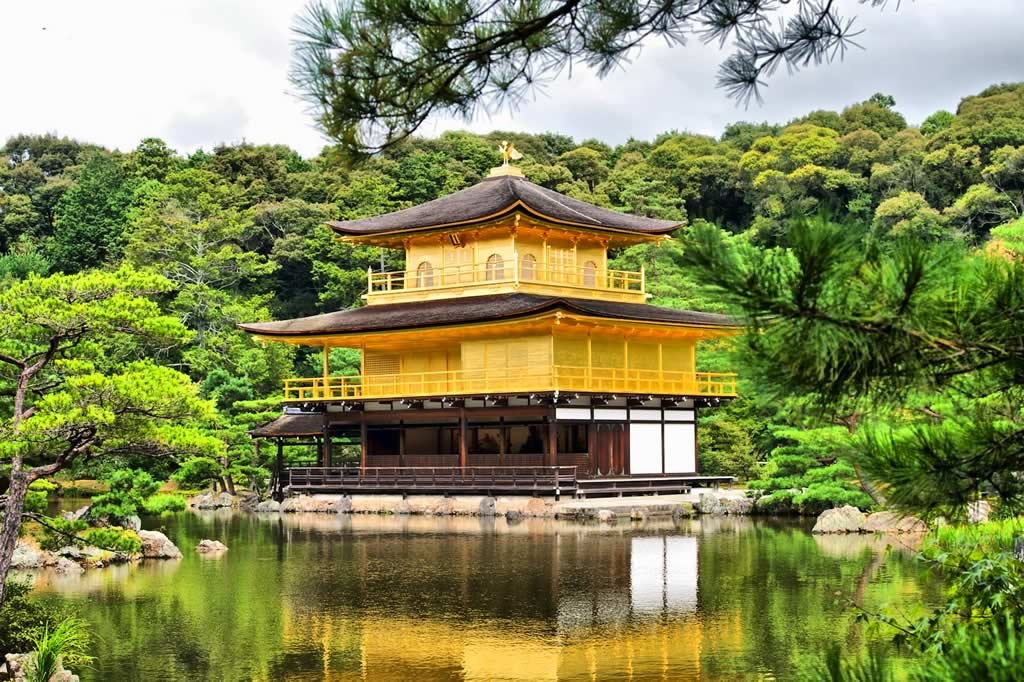 Đền Kinkakuji  (Kyoto, Nhật Bản): Kyoto có nhiều đền đẹp, trong đó nổi tiếng nhất là Kinkakuji  với các tầng dát vàng nổi bật trên màu xanh của cây cối và mặt nước. Ảnh: Fullerton.