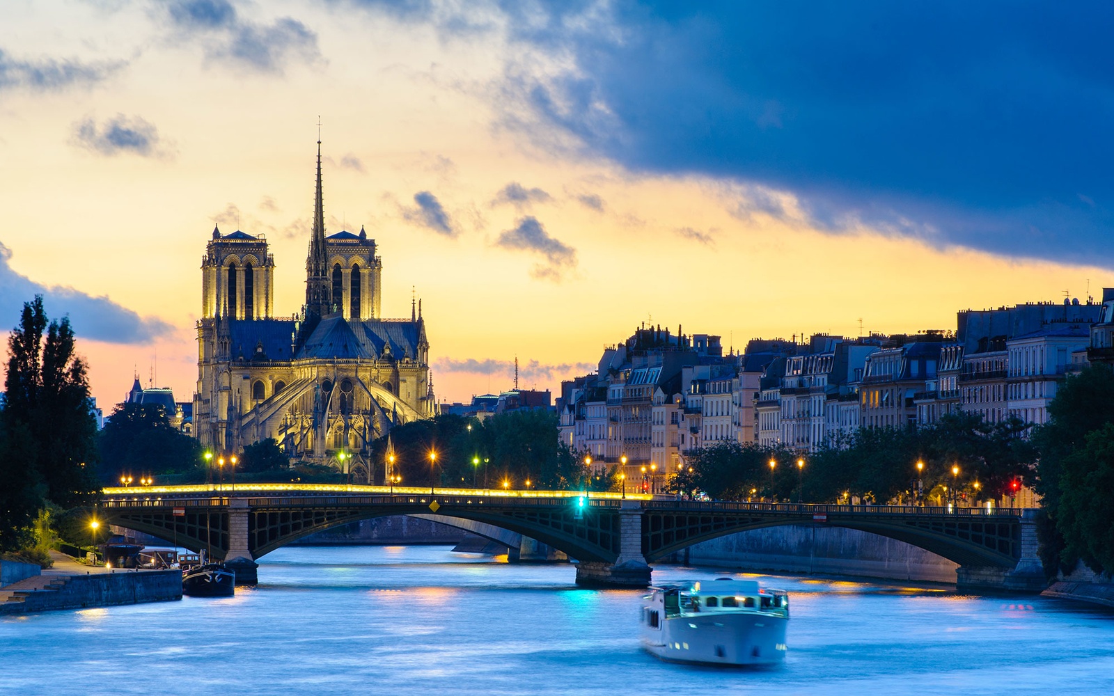 Nhà thờ Đức bà Paris khi bình minh vừa ló rạng.